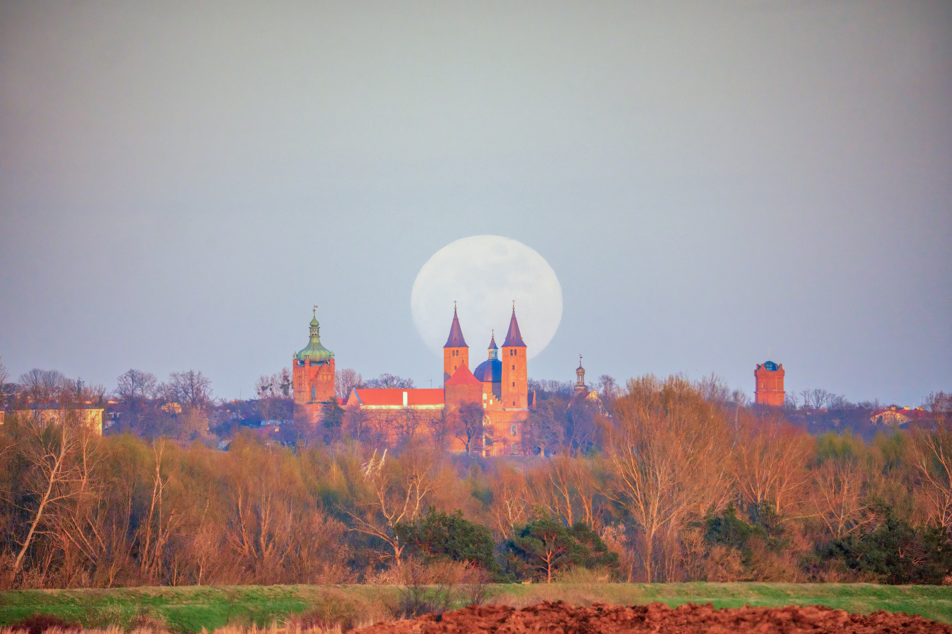 Księżyc nad horyzontem, 1 kwietnia 2026 - zdjęcie z aparatu po zaplanowaniu w Lunar Frame.